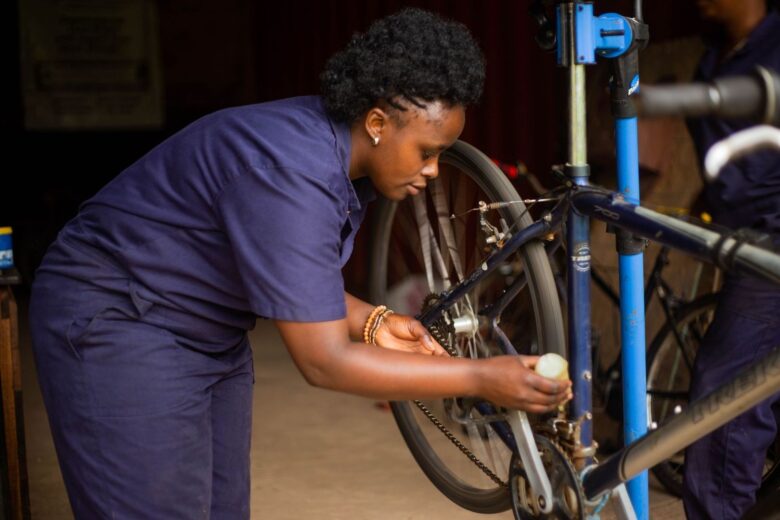 Cykelmekaniker justerer en cykel ved en fast arbejdsstation